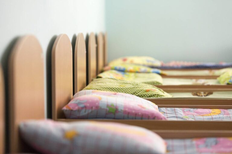 Comment bien équiper une salle de repos en école maternelle ?