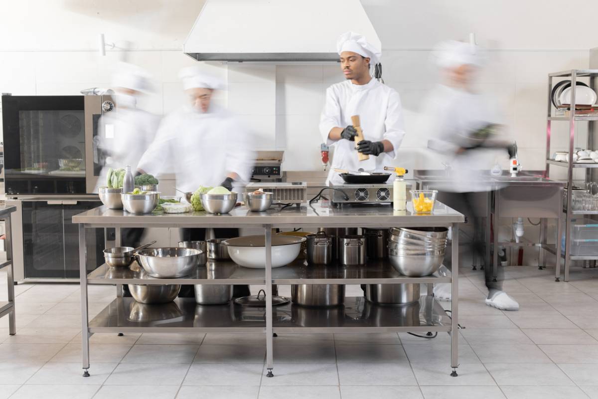 Chaussures de sécurité en cuisine : protégez vos équipes professionnelles