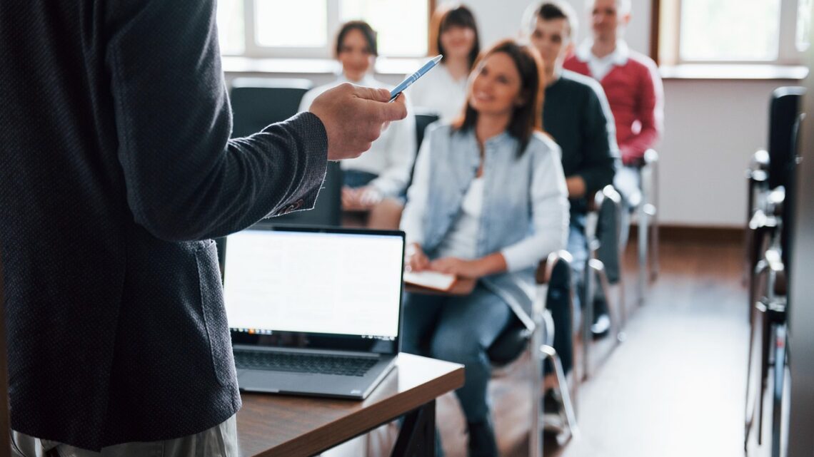 Choisir un centre de formation en commerce pour booster sa carrière